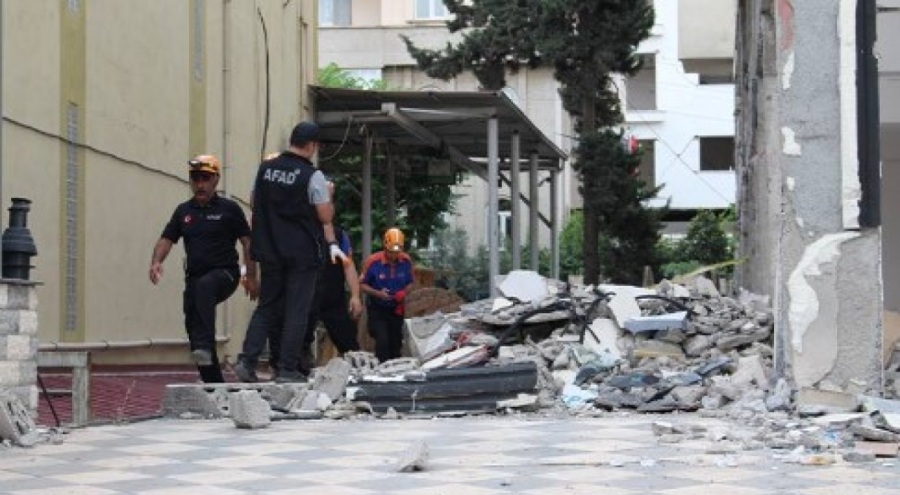 Kahramanmaraş'ta ağır hasarlı binadaki asansör düştü: 1 ölü