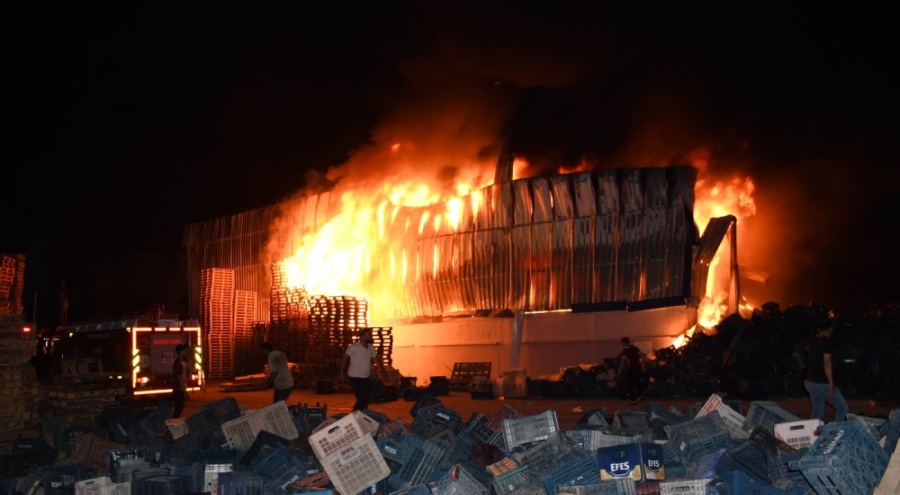 Mersin'deki plastik fabrikasında çıkan yangın söndürüldü