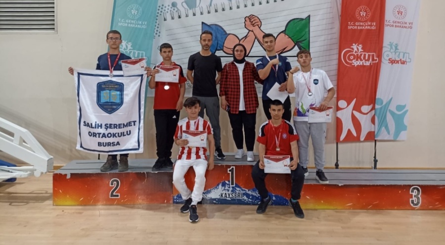 Bursalı bilek güreşi sporcusu ortaokul öğrencileri Kayseri'den madalyalarla döndü
