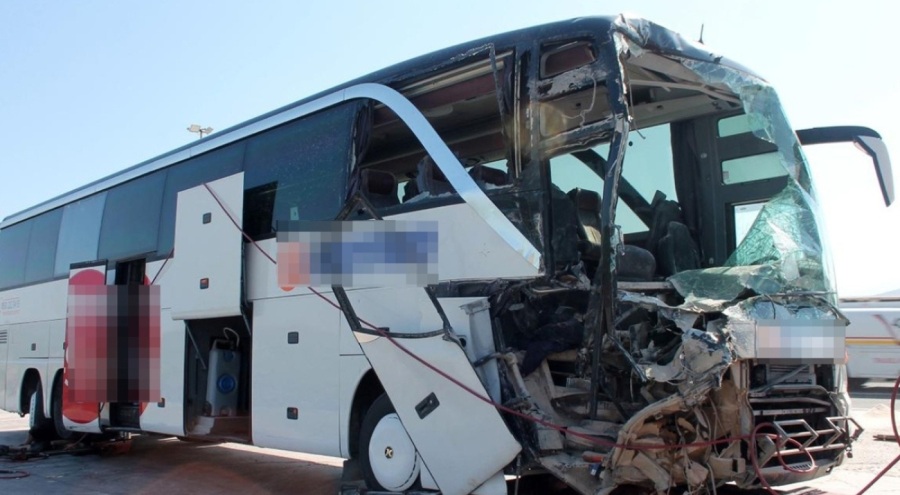 Manisa'da kamyon ile yolcu otobüsü çarpıştı: Çok sayıda yaralı!