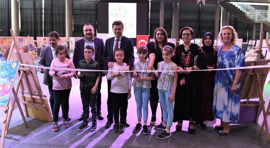 Bursa'da minik ressamlar yaptıkları resimlerle hayran bıraktı