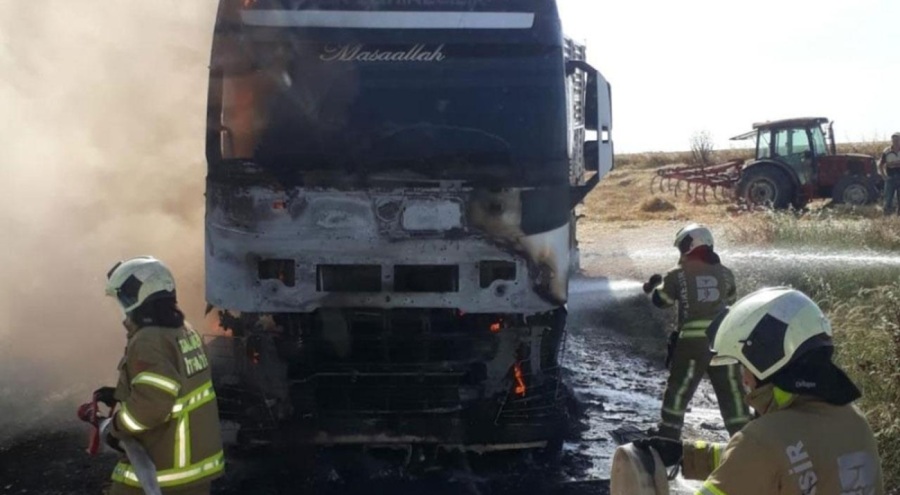 Balıkesir'de yanan arpa yüklü tır küle döndü