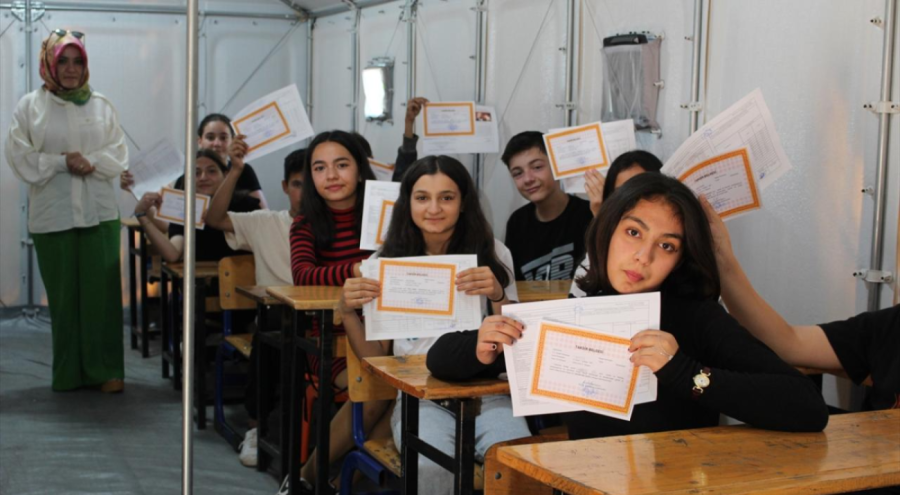 Depremzede öğrenciler karnelerini aldı