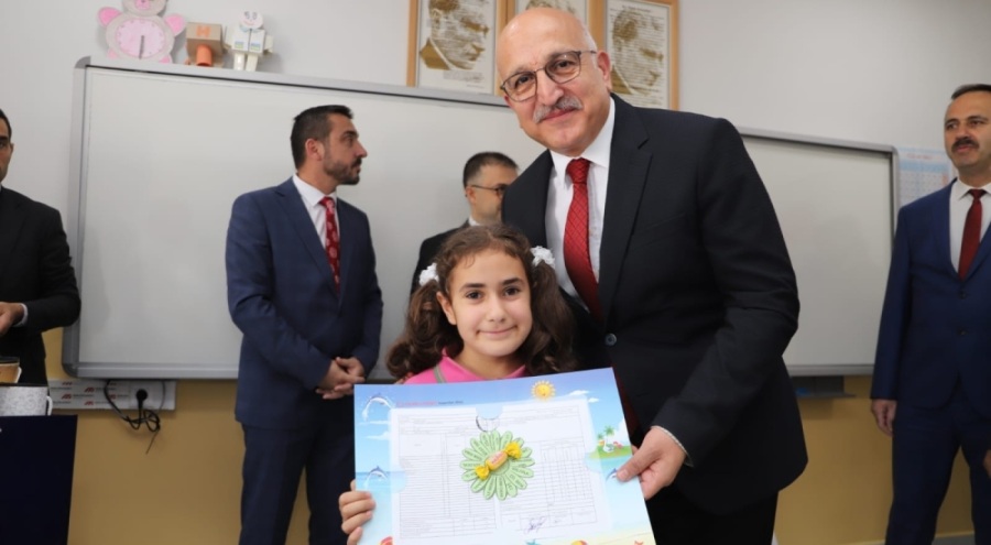 Bursa'da öğrenciler karnelerine kavuştu