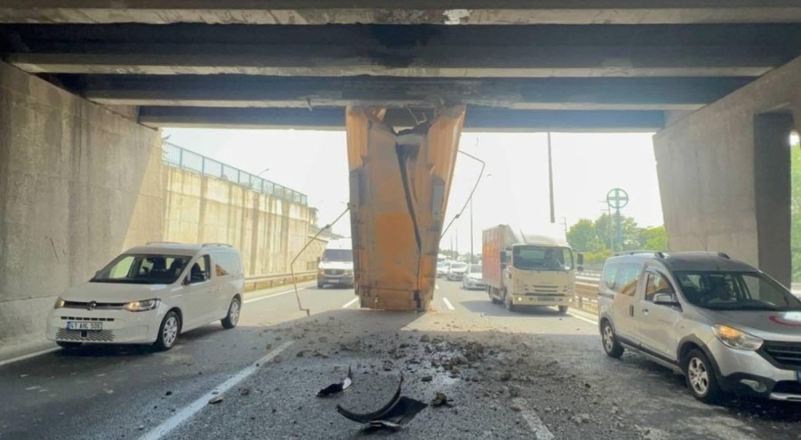 Damperi açılan kamyon köprüye çarptı