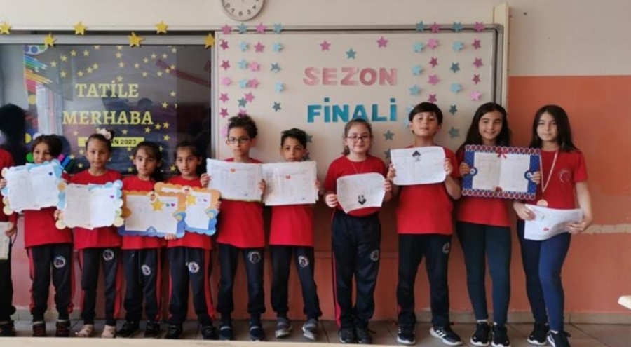 Aynı okula giden 11 ikiz, karnelerini aldı