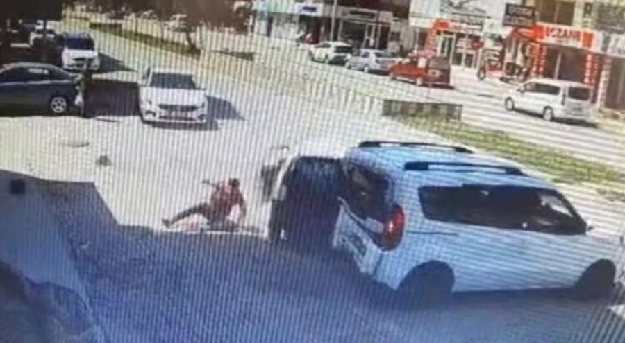 Antalya'da direksiyon hakimiyetini kaybeden sürücü hafif ticari araca çarptı