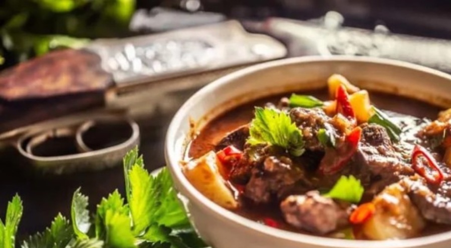 Et ile birlikte mutlaka sebze ve salata tüketilmeli