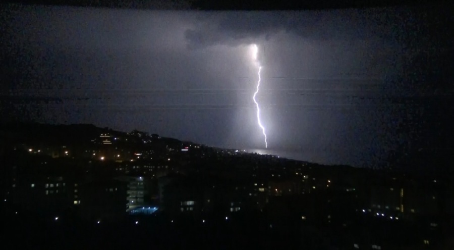 Bursa'da şimşekler geceyi aydınlattı