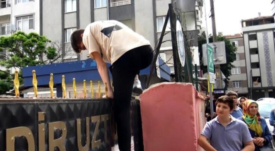 Sınava geç kalınca kapıya tırmanarak içeriye girmeye çalıştı