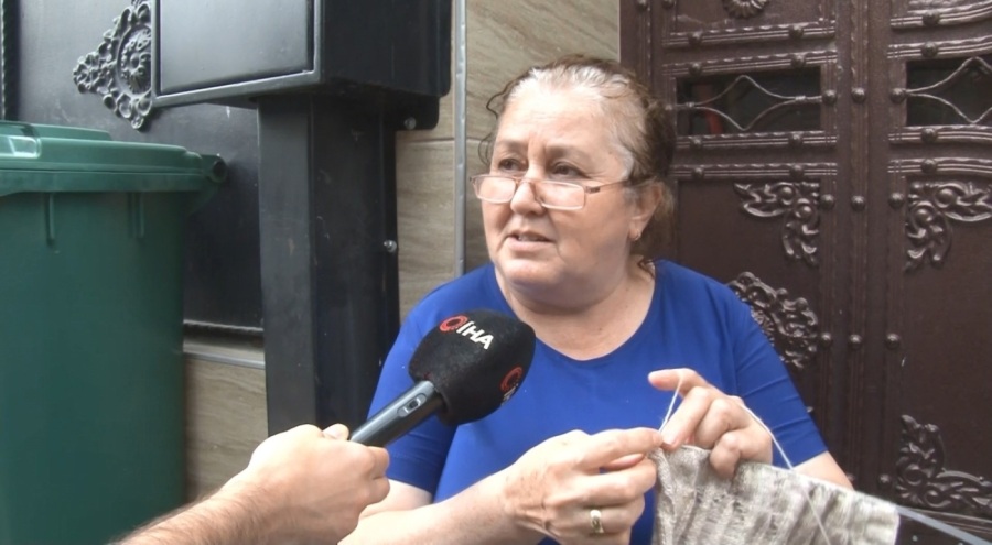 Bursa'da kızı sınava giren anne stresini okul önünde örgü örerek attı