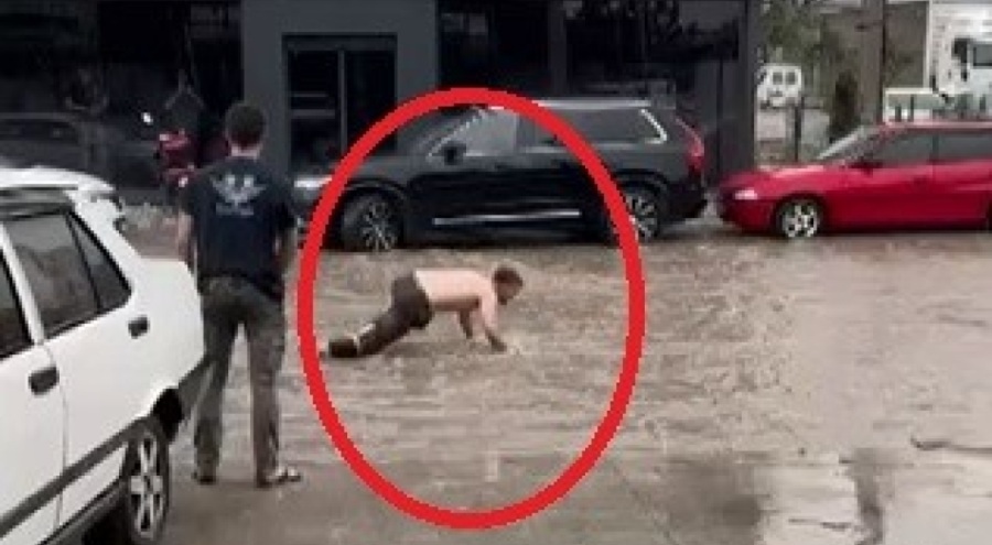 Bursa'da sel hayatı felç etti: Sosyal medya meraklıları ise sözde balık tutup kulaç attı!