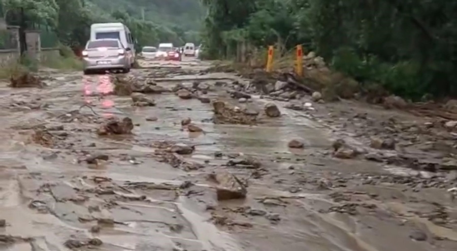 Sel suları İznik Bursa yolunu trafiğe kapattı