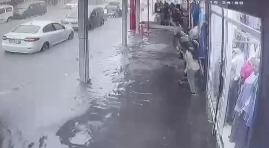 Bursa'da şiddetli yağmur esnafa zor anlar yaşattı!