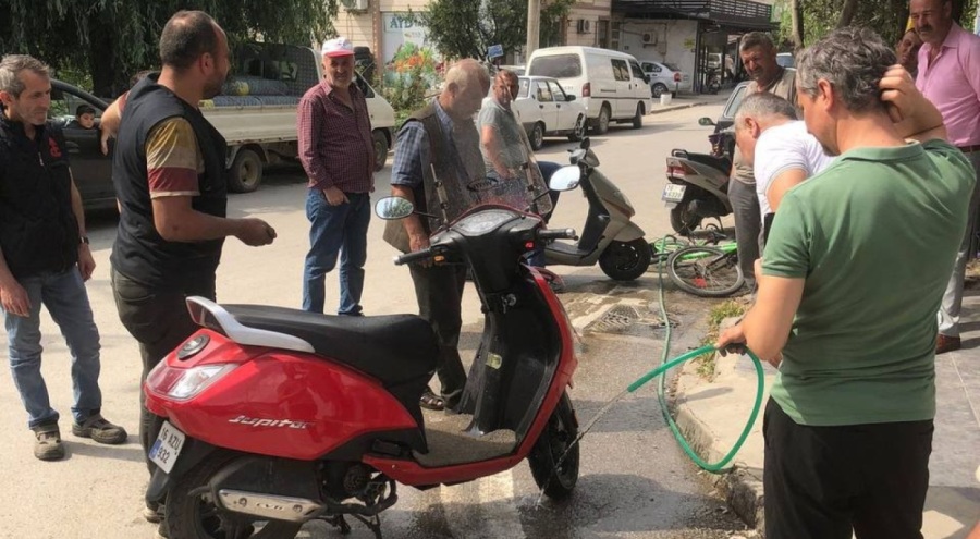 Motosikletin içinden 1 metrelik yılan çıktı