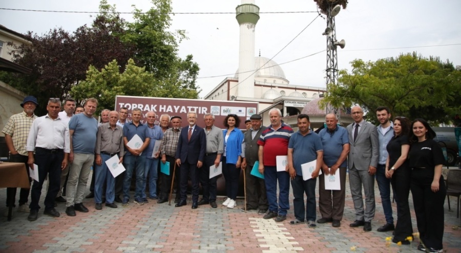 Çiftçilerin toprakları ücretsiz analiz edildi