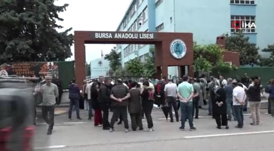 Bursa'da binlerce öğrenci YKS'nin ikinci oturumunda ter döktü
