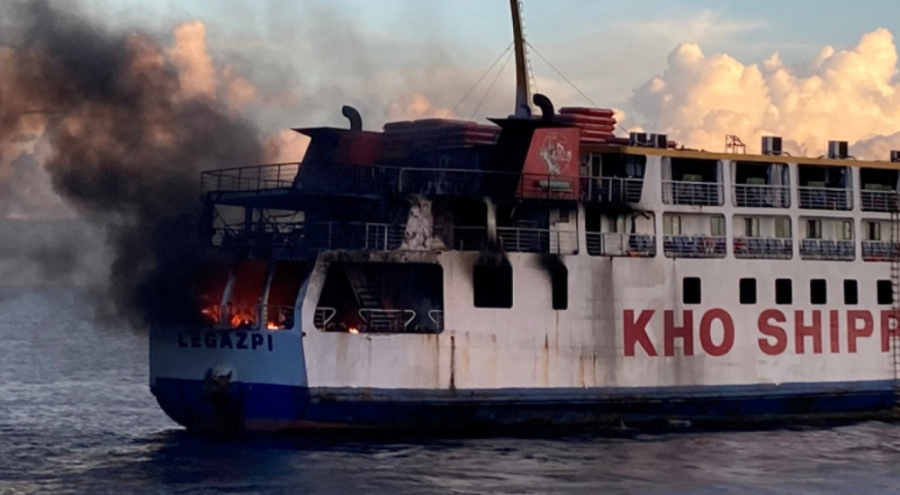 Filipinler'de feribot yandı!