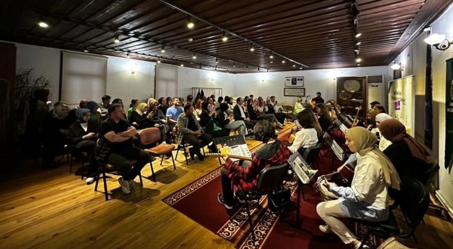 Bursa İnegöl'de enstrüman kursunu başarıyla tamamlayan öğrenciler sahneye çıktı