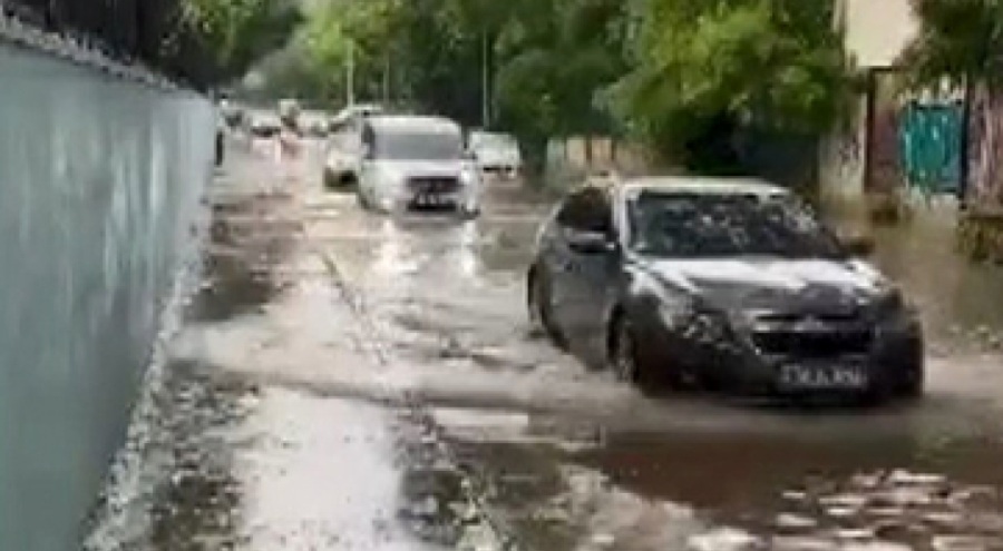 Yağmurlu havada bisikletinin hazin sonu kamerada