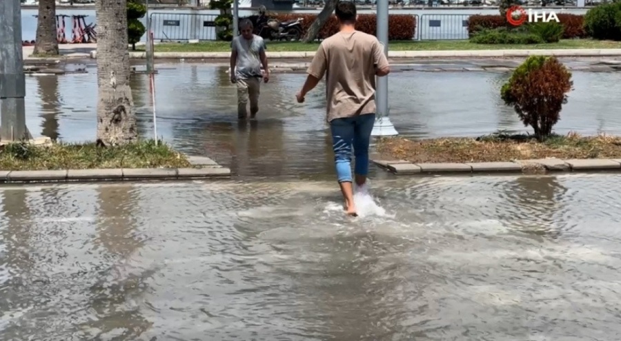 İskenderun sahilini su bastı