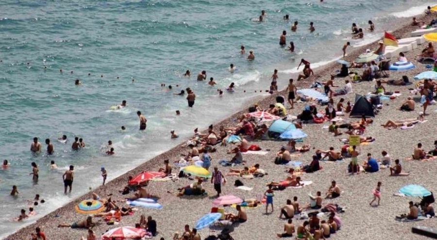 Antalya'da sınavdan çıkan denize akın etti