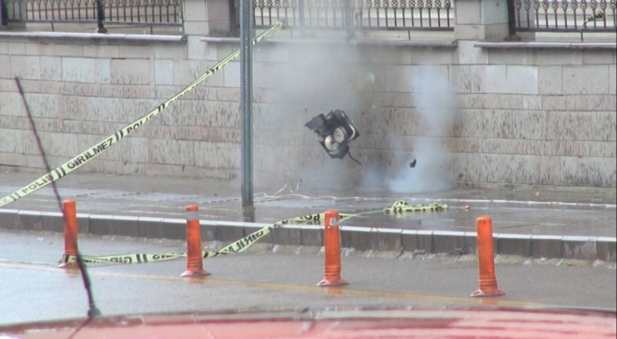 Bomba şüphesiyle patlatılan çantanın içinden CD çıktı