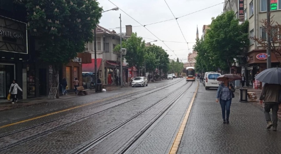 Eskişehir'de sağanak hayatı olumsuz etkili oldu