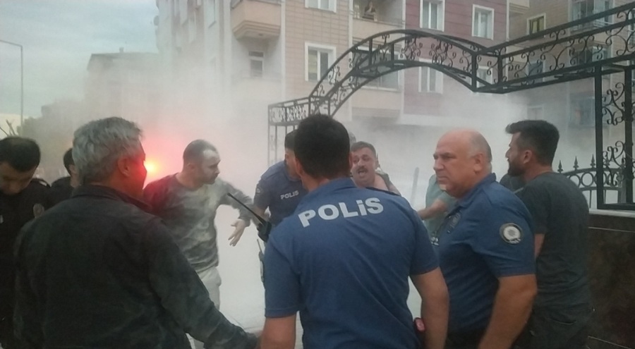 Kendini yakmaya çalışan şahsı polis  kurtardı