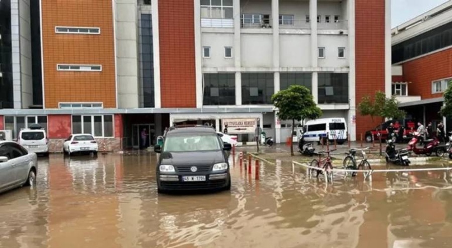 Akhisar'da hastaneyi sel suları bastı