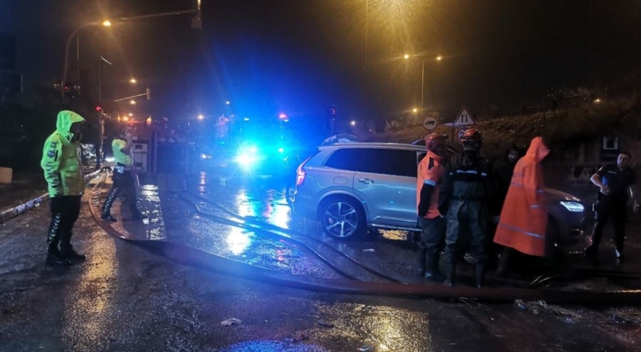 İzmir'i sağanak etkili oldu