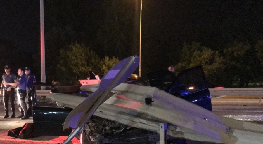 Otomobil, bariyerlere ok gibi saplandı