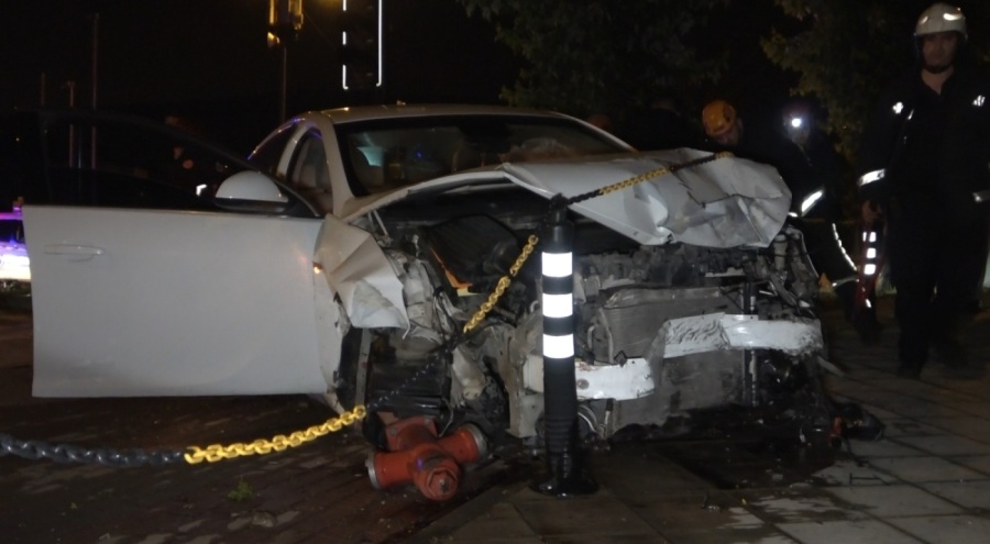 Bursa'da kavşakta iki araç çarpıştı! Kazada 2 kişi yaralandı