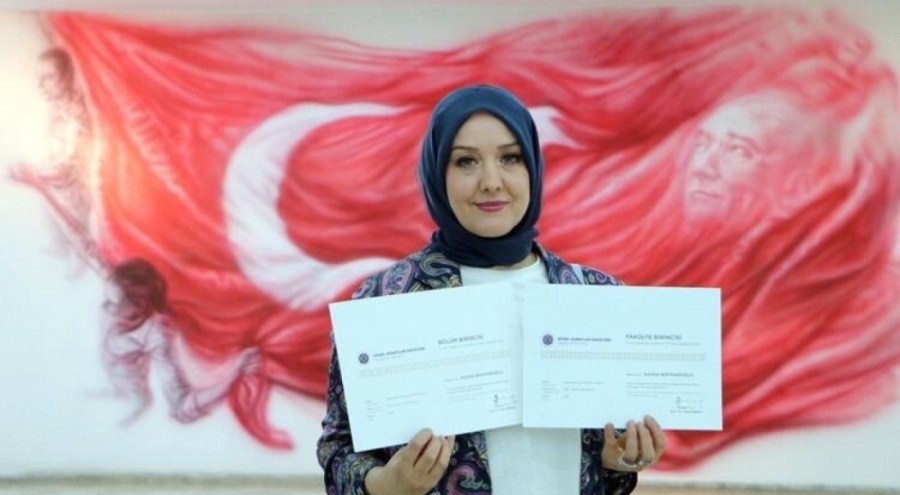 Erzurumlu kadın 50 yaşında fakülte birincisi olarak mezun oldu!