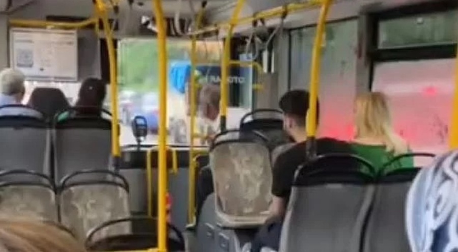 Bursa'da belediye otobüsünü su bastı