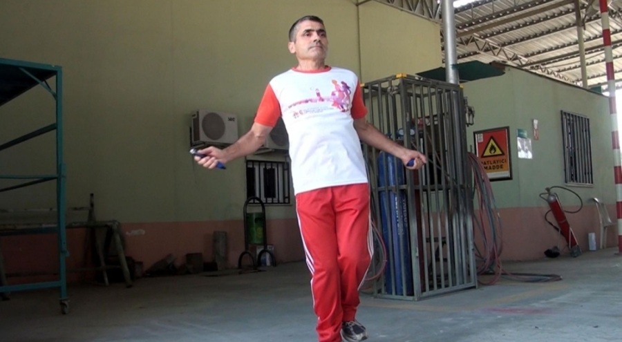 Bruce Lee izledi, rekoru kırdı! 3 torun sahibi adam iki parmağıyla inanılmazı başardı