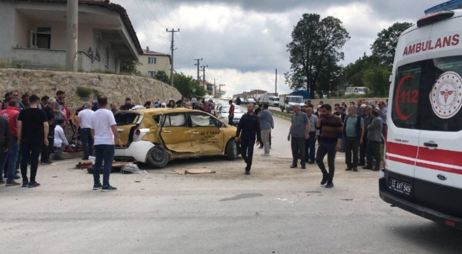 Beton mikseri ile taksi birbirine girdi: 5 yaralı