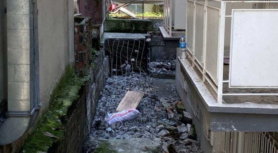 Kömürlüğü yıkarken istinat duvarının üzerine çökmesiyle can verdi