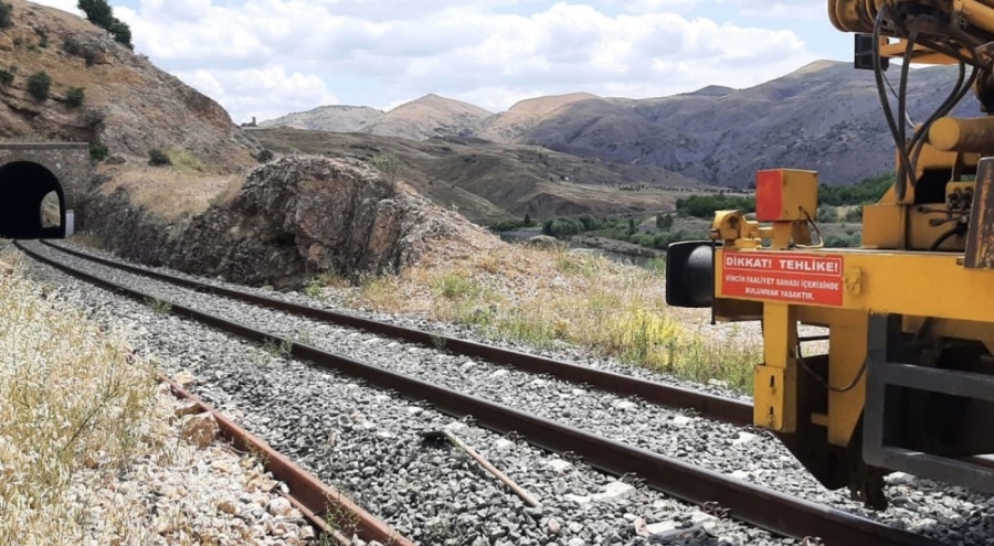 Elazığ'da yük treni işçilere çarptı: 2 yaralı