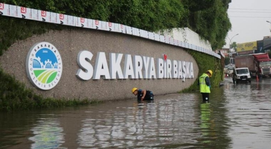 Sakarya'da caddeleri su bastı