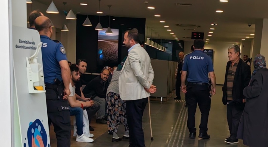 Bursa'da yaşlı kadını dolandırılmaktan son anda polis kurtardı