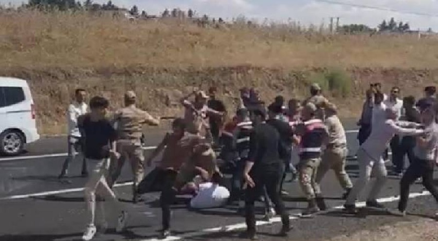 İntihar edeceğini söyleyip yolu kapattı! Sürücülerin saldırısına uğradı