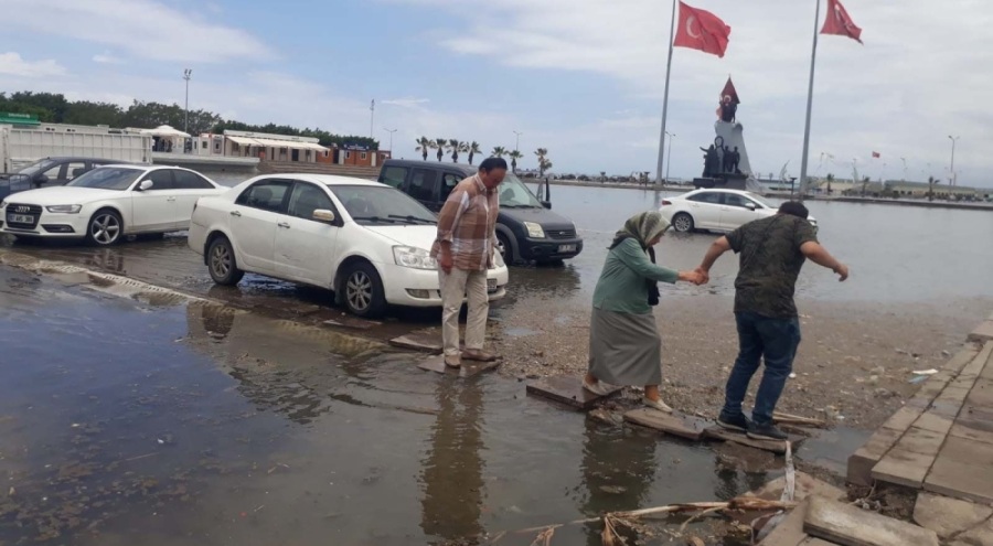 İskenderun'u yine su bastı!