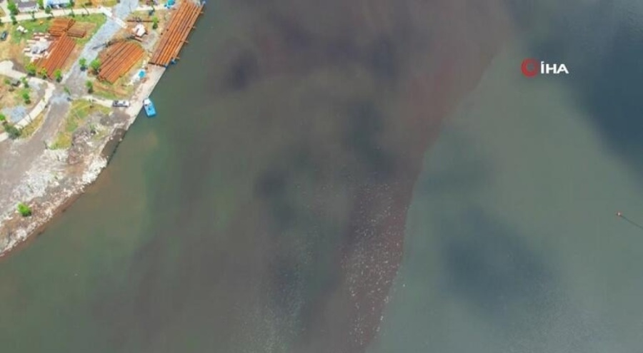 Haliç kahverengiye büründü