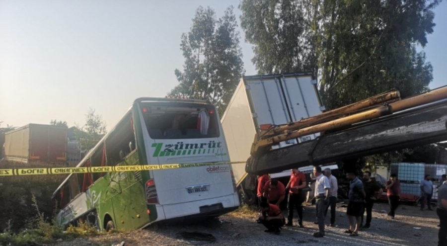 Mersin'de otobüsün kamyonla çarpıştığı feci kazada 1 ölü, 28 yaralı