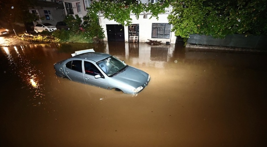 Kuvvetli sağanak yağış Düzce'yi vurdu