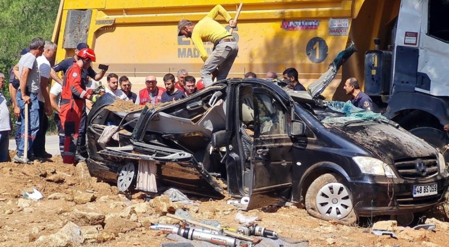 Hafriyat kamyonu minibüsün üzerine devrildi! İş insanı feci şekilde can verdi