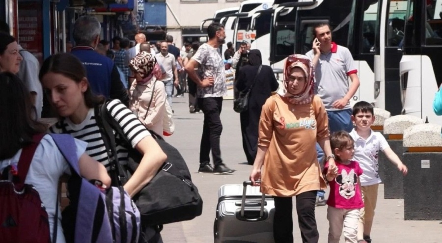 Otogarda bayram yoğunluğu! Otobüslerde yer yok!
