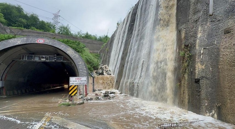 Bartın'da sağanak yağışta dereler taştı