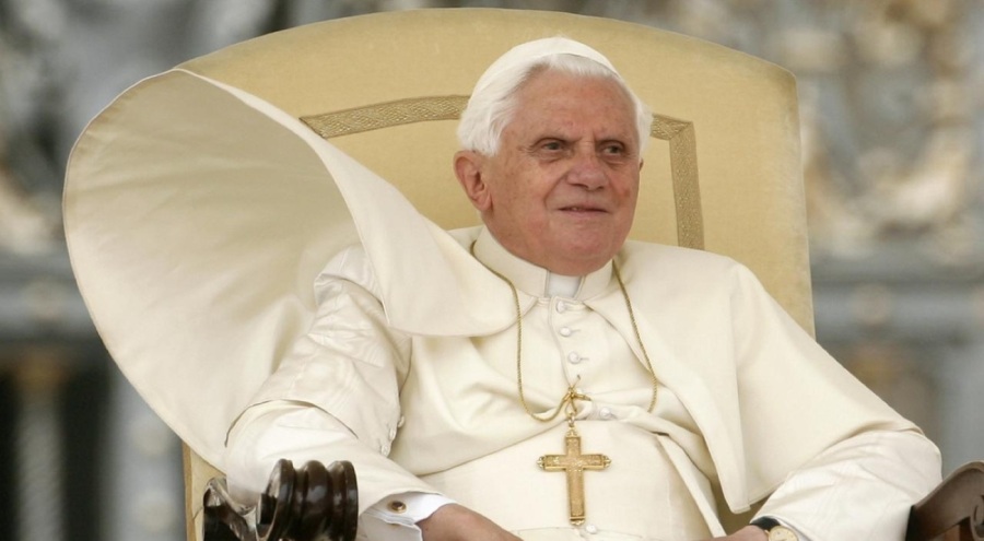 Kiliseden Papa'nın haçı çalındı